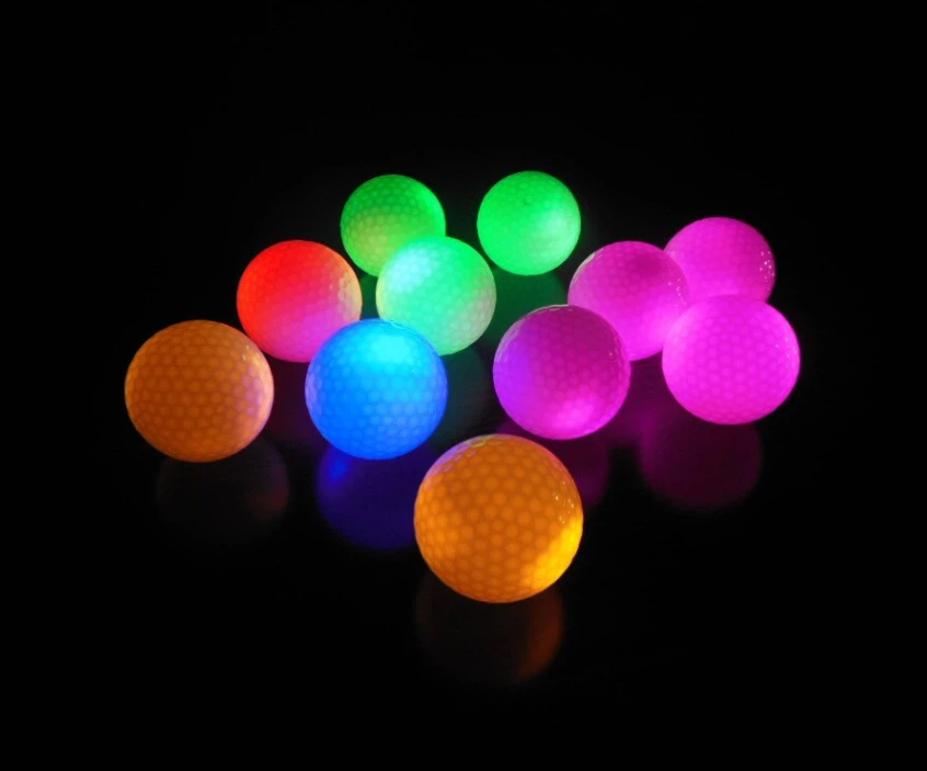 L-Aħjar Glow Fil-Blalen tal-Golf Dlam
